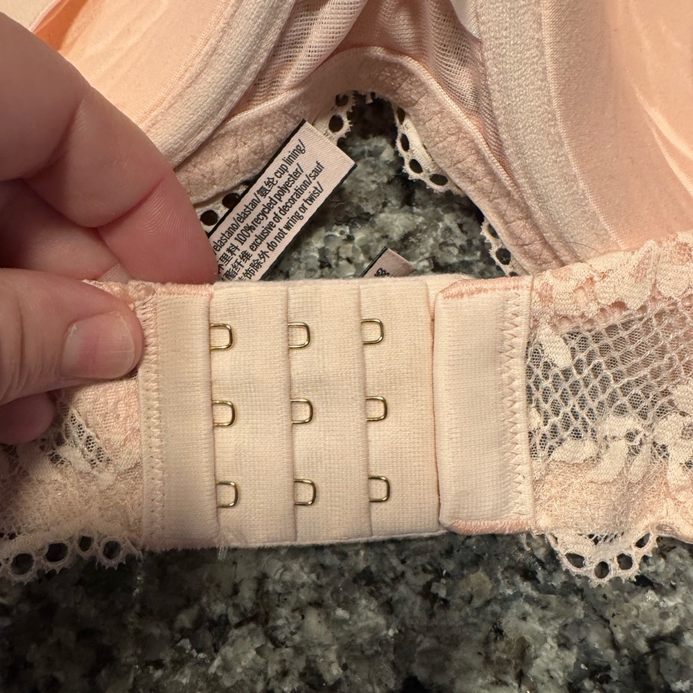 Victoria's Secret Blush Pink Lace Plunge Bra - Picture 5 of 7